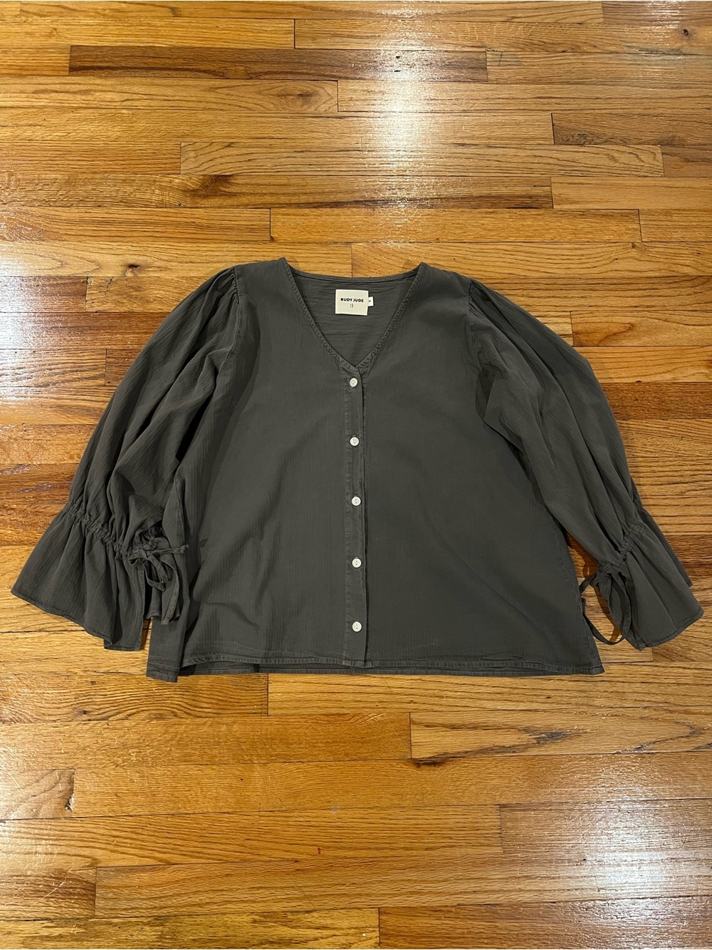BNWOT Rudy Jude M beach clay adult June blouse